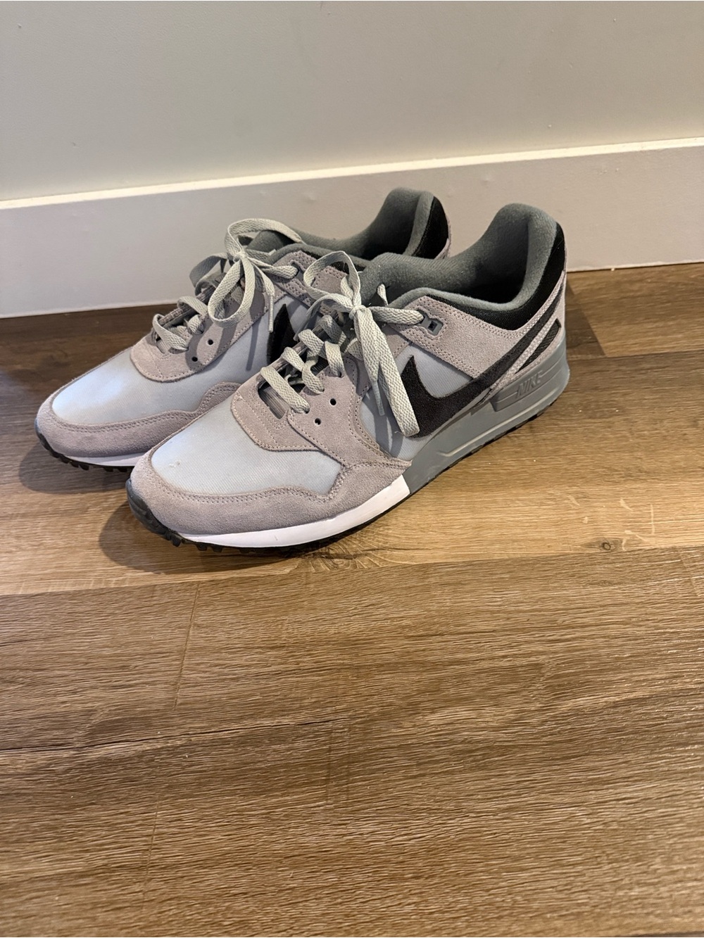 Nike Light Gray & Charcoal Golf Shoes